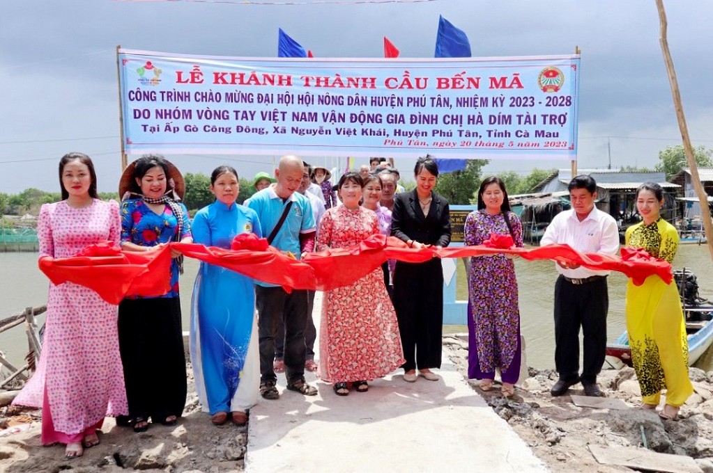 Cà Mau: Khánh thành 2 cầu giao thông nông thôn do nhóm từ thiện Vòng Tay Việt Nam tài trợ Cà Mau: Khánh thành 2 cầu giao thông nông thôn do nhóm từ thiện Vòng Tay Việt Nam tài trợ