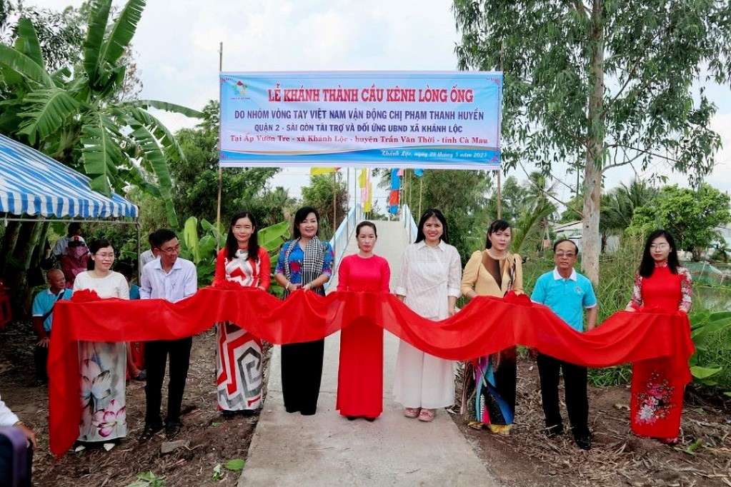Cà Mau: Khánh thành 2 cầu giao thông nông thôn do nhóm từ thiện Vòng Tay Việt Nam tài trợ Cà Mau: Khánh thành 2 cầu giao thông nông thôn do nhóm từ thiện Vòng Tay Việt Nam tài trợ