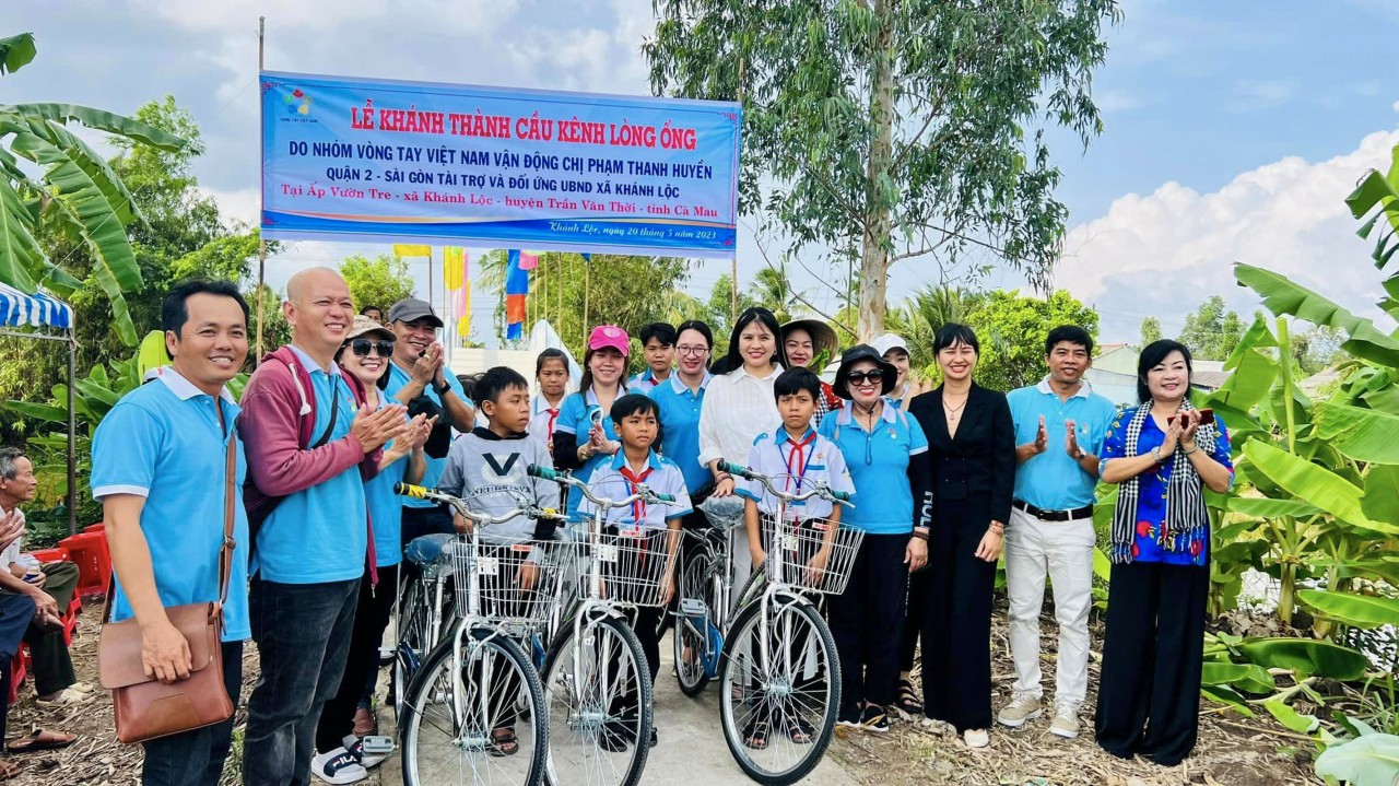 Cà Mau: Khánh thành 2 cầu giao thông nông thôn do nhóm từ thiện Vòng Tay Việt Nam tài trợ Cà Mau: Khánh thành 2 cầu giao thông nông thôn do nhóm từ thiện Vòng Tay Việt Nam tài trợ