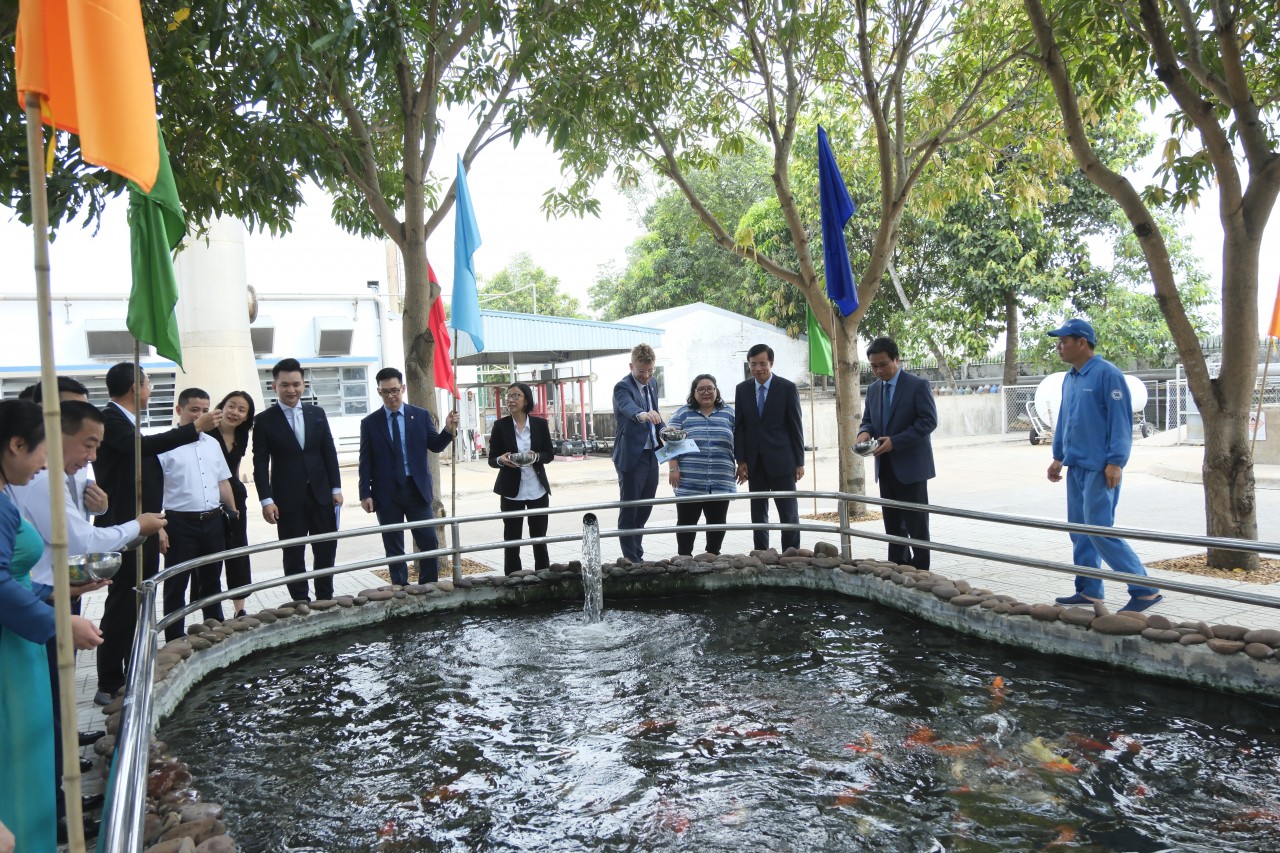 Các đại biểu tham quan hồ cá Koi sử dụng nước thải đã qua xử lý của nhà máy. Các đại biểu tham quan hồ cá Koi sử dụng nước thải đã qua xử lý của nhà máy.