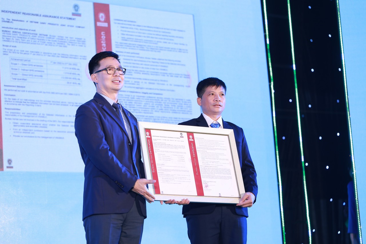 Ông Nguyễn Việt Dũng – Giám đốc Bureau Veritas Việt Nam trao chứng nhận trung hòa carbon cho lãnh đạo trang trại bò sữa Vinamilk tại Nghệ An. Ông Nguyễn Việt Dũng – Giám đốc Bureau Veritas Việt Nam trao chứng nhận trung hòa carbon cho lãnh đạo trang trại bò sữa Vinamilk tại Nghệ An.