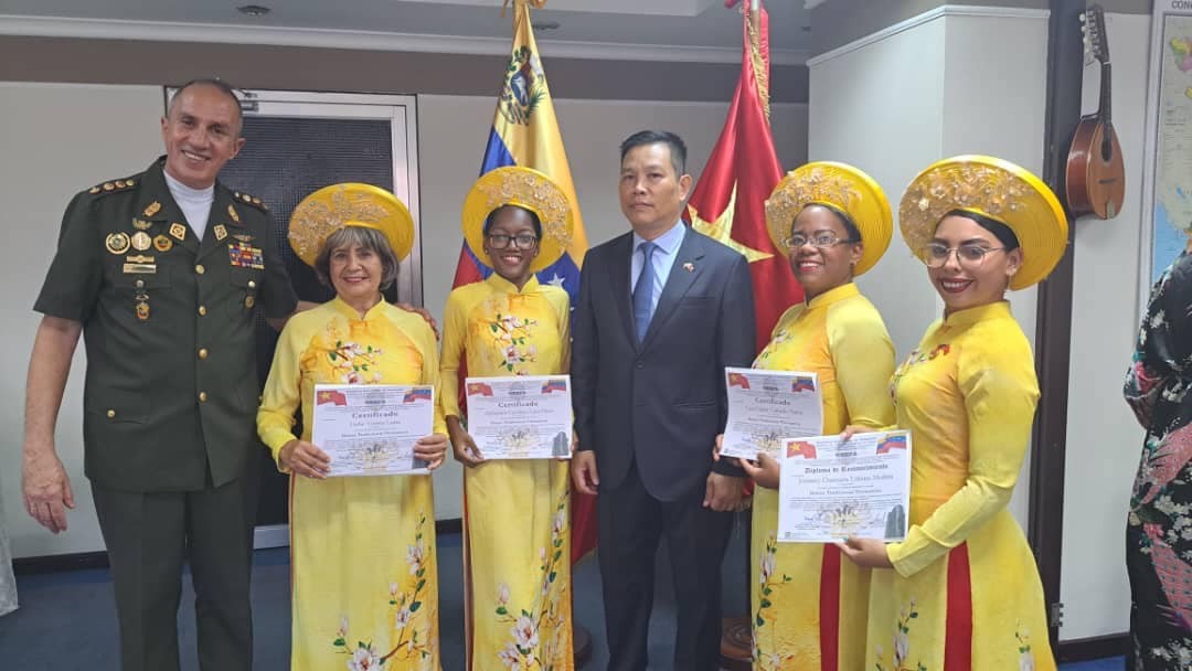 The Vietnamese ambassador hopes that the students will continue to help spread and promote the special dishes as well as the conical dances bearing the Vietnamese spirit and typical of the beauty of Vietnamese women to friends and people. Venezuela. The Vietnamese ambassador hopes that the students will continue to help spread and promote the special dishes as well as the conical dances bearing the Vietnamese spirit and typical of the beauty of Vietnamese women to friends and people. Venezuela.