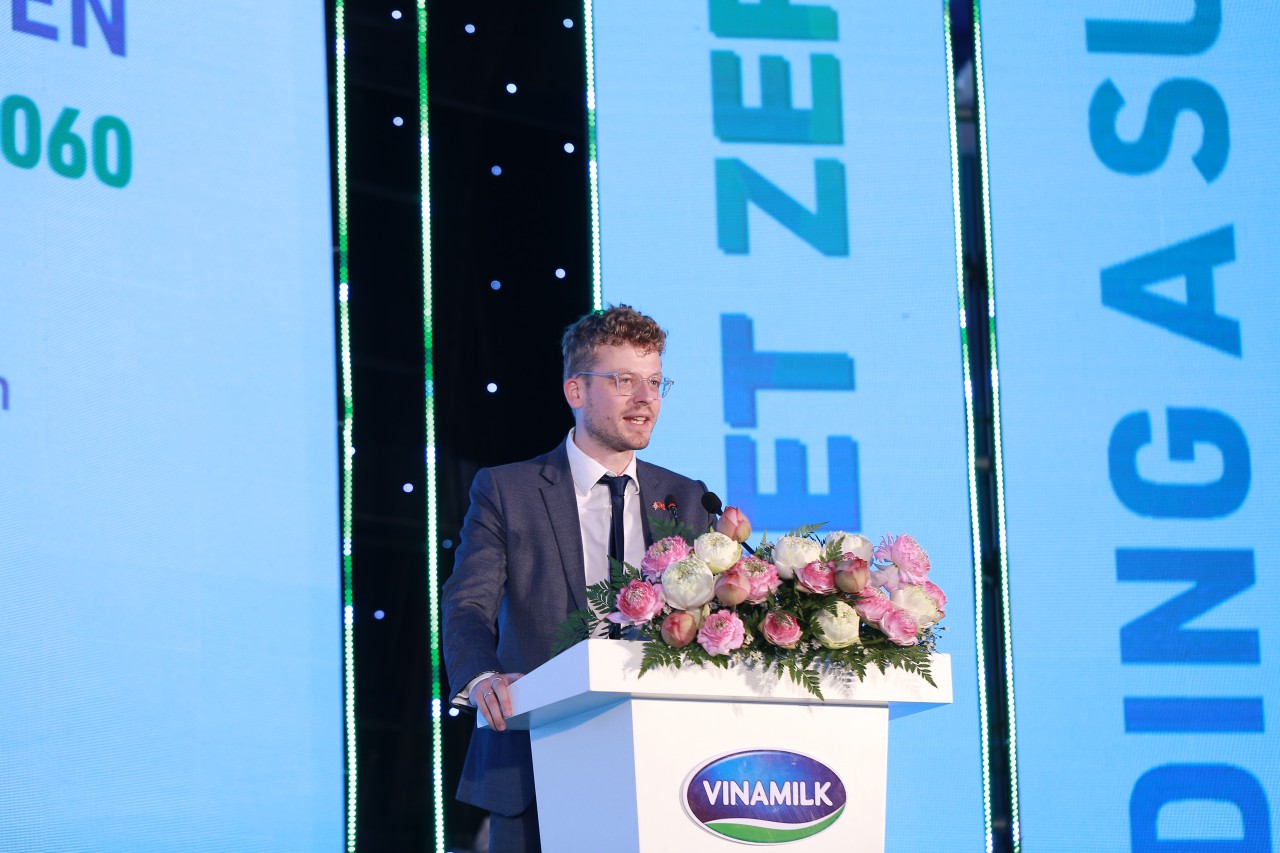 Ông Matthew Albon Crouch - Tùy viên Nông nghiệp (Vietnam, Indonesia, Singapore), Đại sứ quán Anh đánh giá cao về sự tiên phong của Vinamilk trong nỗ lực cắt giảm phát thải. Ông Matthew Albon Crouch - Tùy viên Nông nghiệp (Vietnam, Indonesia, Singapore), Đại sứ quán Anh đánh giá cao về sự tiên phong của Vinamilk trong nỗ lực cắt giảm phát thải.