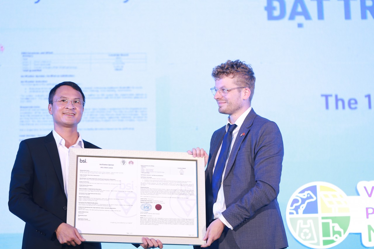 Ông Matthew Albon Crouch - Tùy viên Nông nghiệp (Vietnam, Indonesia, Singapore), Đại sứ quán Anh, đại diện Viện tiêu chuẩn Anh Quốc (BSI) trao chứng nhận trung hòa carbon cho lãnh đạo nhà máy sữa Vinamilk tại Nghệ An. Ông Matthew Albon Crouch - Tùy viên Nông nghiệp (Vietnam, Indonesia, Singapore), Đại sứ quán Anh, đại diện Viện tiêu chuẩn Anh Quốc (BSI) trao chứng nhận trung hòa carbon cho lãnh đạo nhà máy sữa Vinamilk tại Nghệ An.