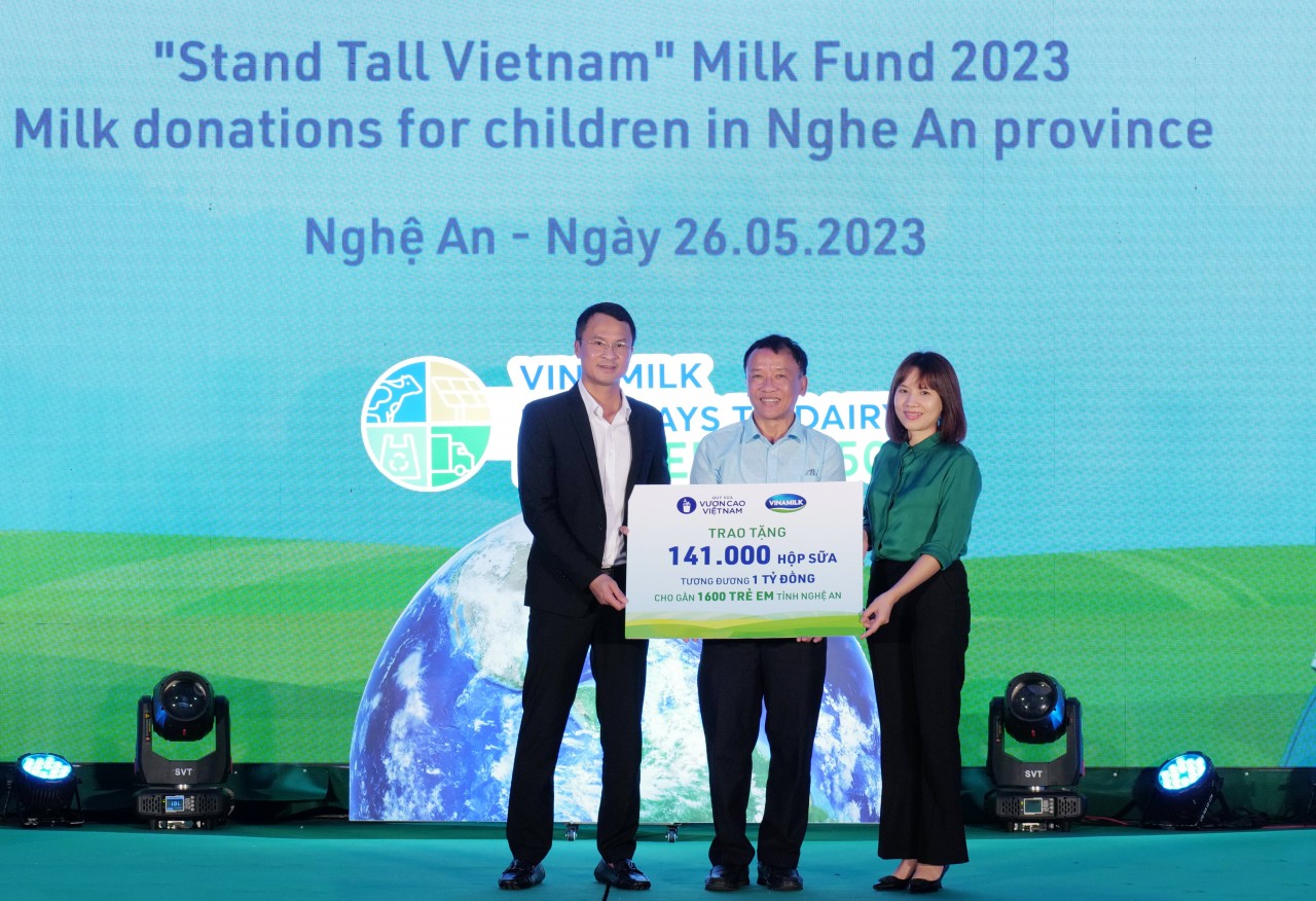 Đại diện Quỹ bảo trợ trẻ em Việt Nam và nhà máy sữa Vinamilk Nghệ An trao tặng sữa cho Quỹ bảo trợ trẻ em tỉnh Nghệ An. Đại diện Quỹ bảo trợ trẻ em Việt Nam và nhà máy sữa Vinamilk Nghệ An trao tặng sữa cho Quỹ bảo trợ trẻ em tỉnh Nghệ An.
