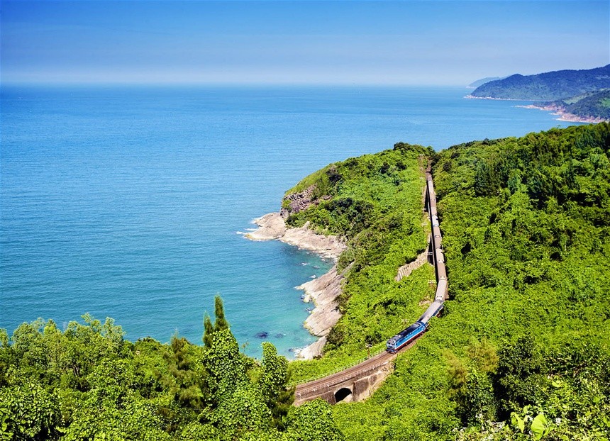 Tuyến đường sắt Hà Nội - Đà Nẵng băng qua những ngọn núi hùng vĩ và vịnh Lăng Cô (Ảnh: KT). Tuyến đường sắt Hà Nội - Đà Nẵng băng qua những ngọn núi hùng vĩ và vịnh Lăng Cô (Ảnh: KT).