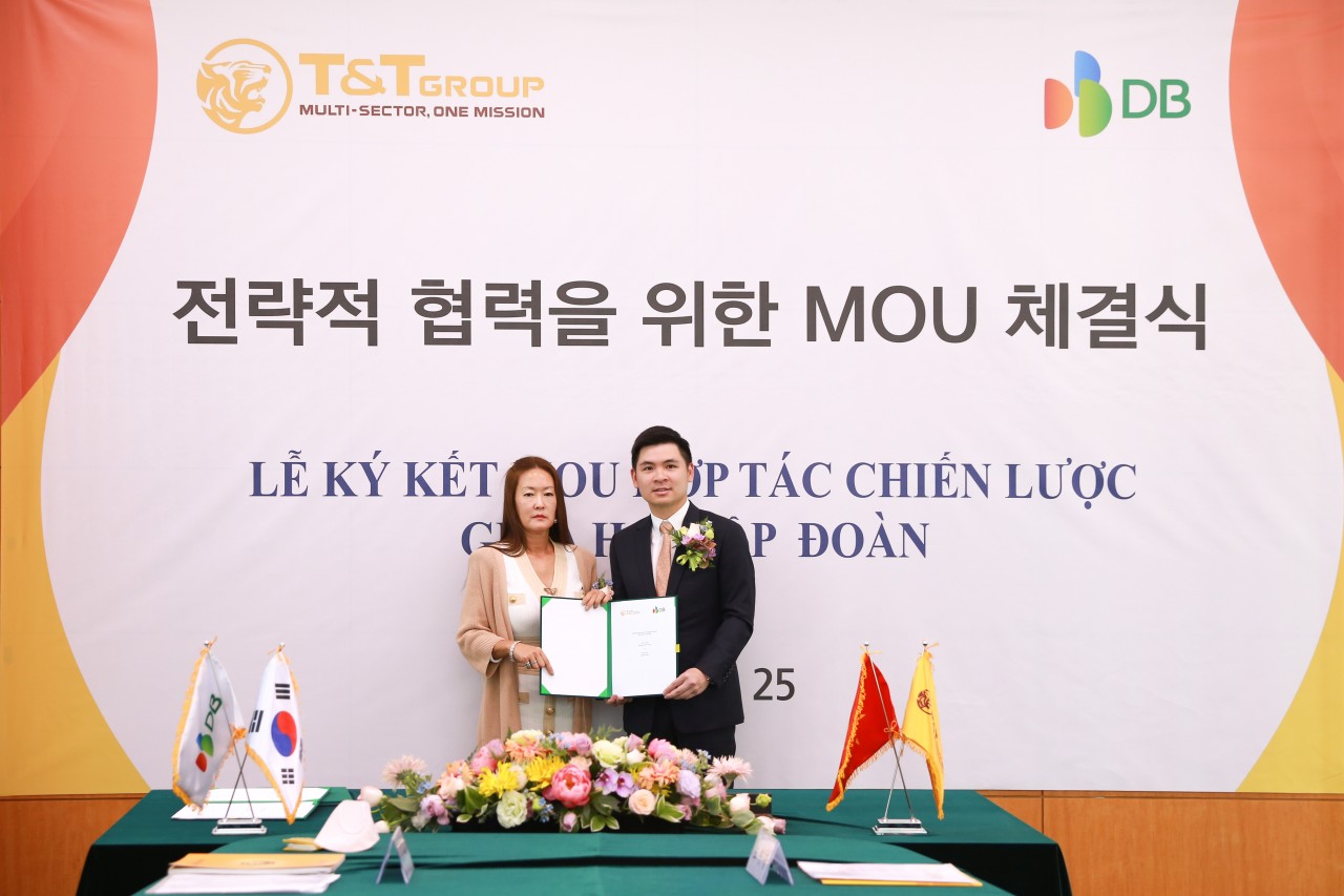 Bà Kim Ju Won, Phó Chủ tịch DB Group và ông Đỗ Vinh Quang, Phó Chủ tịch T&T Group trao đổi thỏa thuận hợp tác chiến lược giữa 2 tập đoàn. Bà Kim Ju Won, Phó Chủ tịch DB Group và ông Đỗ Vinh Quang, Phó Chủ tịch T&T Group trao đổi thỏa thuận hợp tác chiến lược giữa 2 tập đoàn.