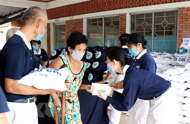 Trao quà cho các hội viên Hội Bảo trợ người khuyết tật và trẻ mồ côi Thành phố Hồ Chí Minh. (Ảnh minh họa: Xuân Khu/TTXVN). Trao quà cho các hội viên Hội Bảo trợ người khuyết tật và trẻ mồ côi Thành phố Hồ Chí Minh. (Ảnh minh họa: Xuân Khu/TTXVN).