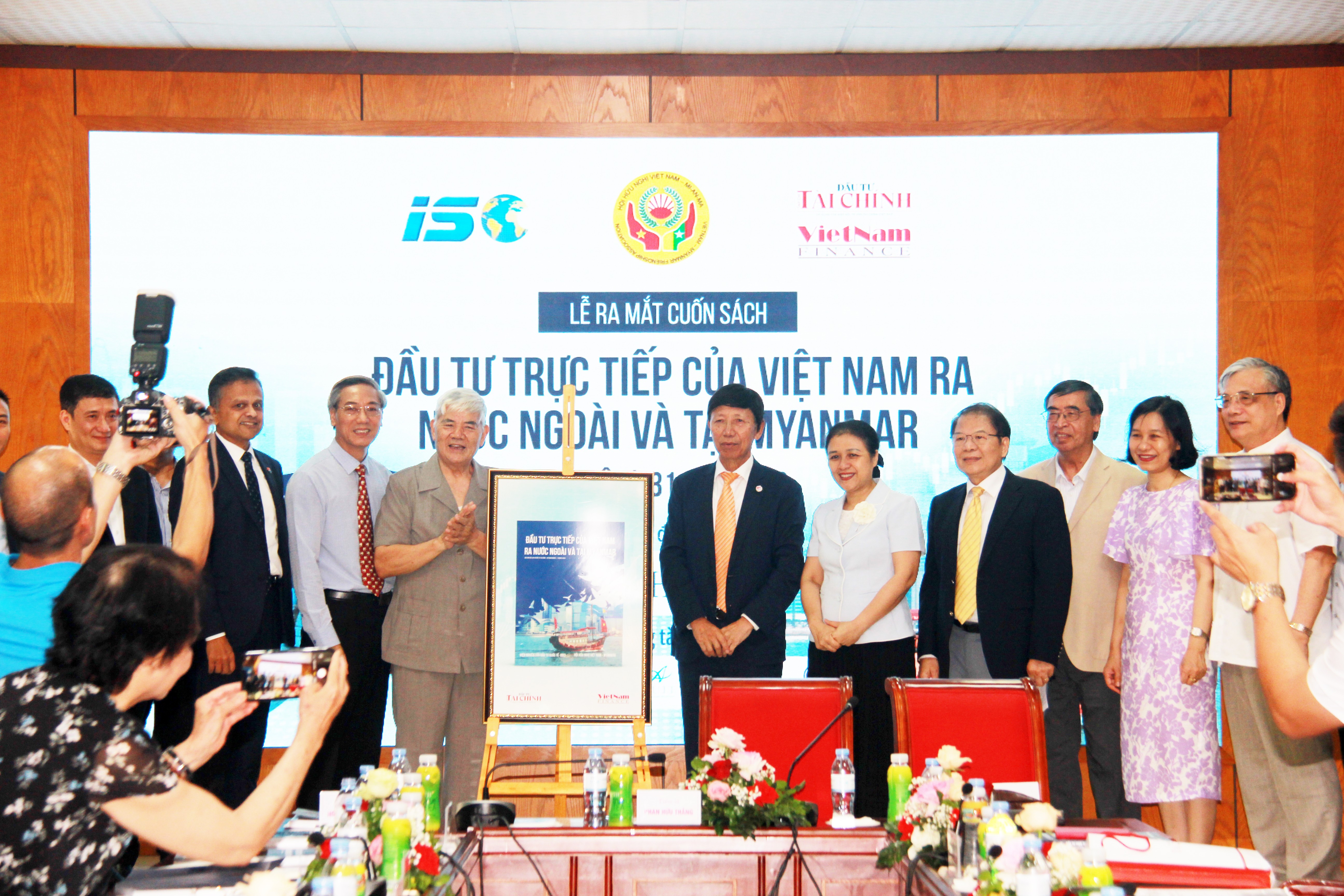 Ấn phẩm đầu tiên chuyên sâu về đầu tư của Việt Nam ra nước ngoài Ấn phẩm đầu tiên chuyên sâu về đầu tư của Việt Nam ra nước ngoài