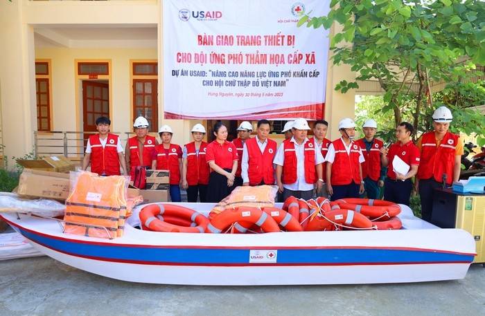 Nghệ An: Bàn giao trang thiết bị cho đội ứng phó thảm họa cấp xã do USaid tài trợ Nghệ An: Bàn giao trang thiết bị cho đội ứng phó thảm họa cấp xã do USaid tài trợ