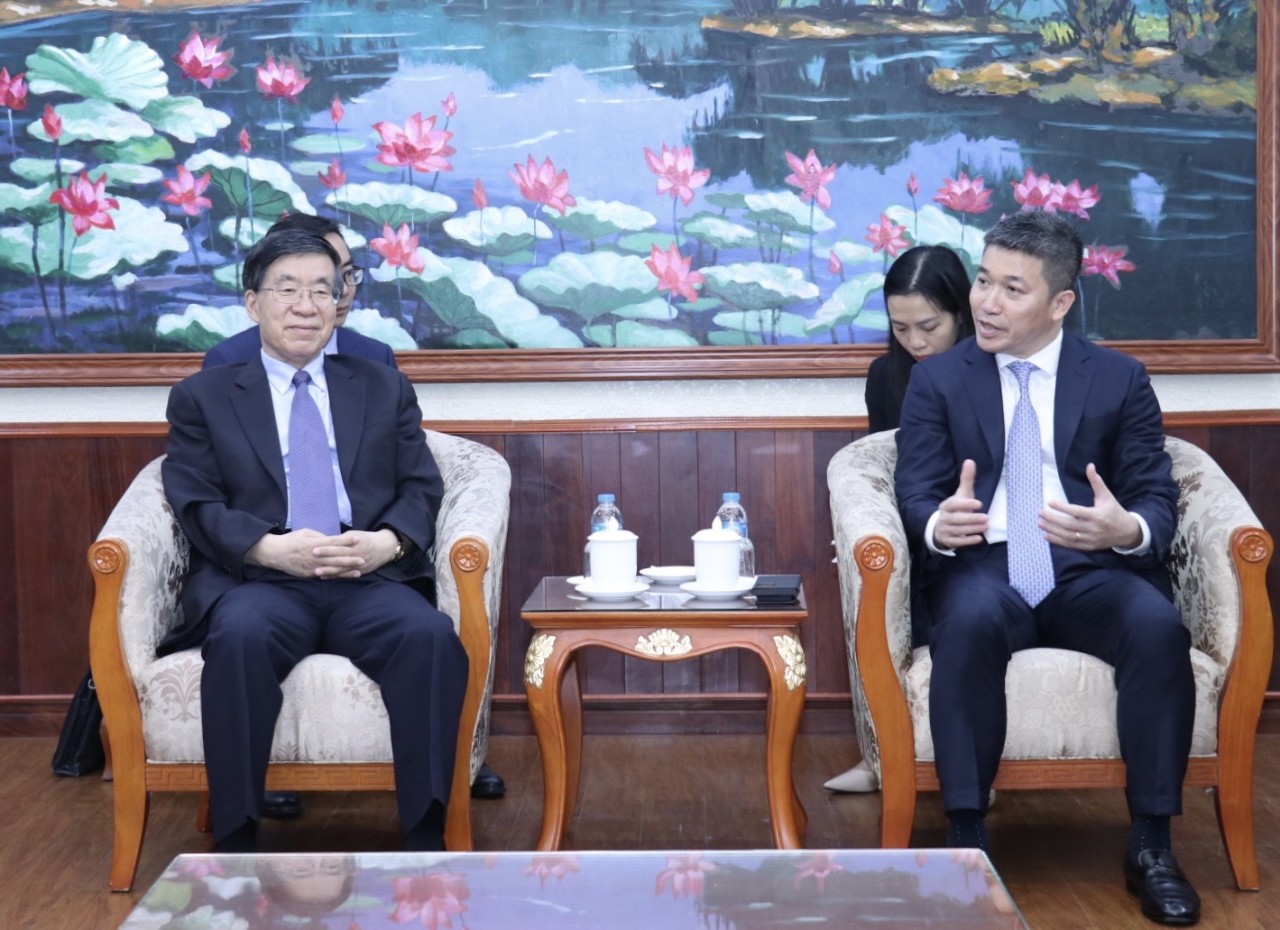 Ông Phan Anh Sơn trao đổi với ông Lưu Hồng Tài (Ảnh: Thu Hà). Ông Phan Anh Sơn trao đổi với ông Lưu Hồng Tài (Ảnh: Thu Hà).