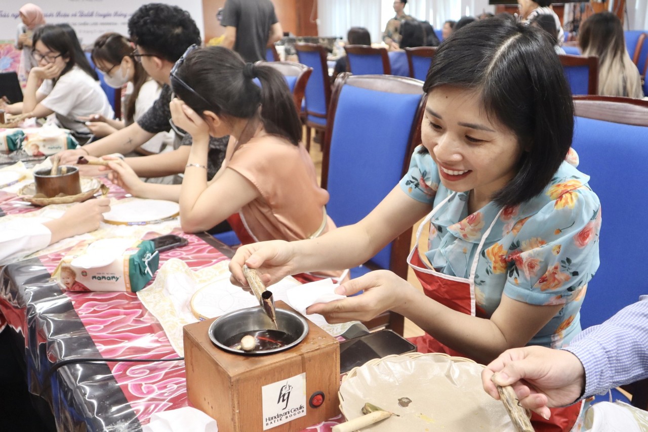 Giới thiệu nghệ thuật nhuộm vải Batik – nét đẹp truyền thống của người Indonesia Giới thiệu nghệ thuật nhuộm vải Batik – nét đẹp truyền thống của người Indonesia