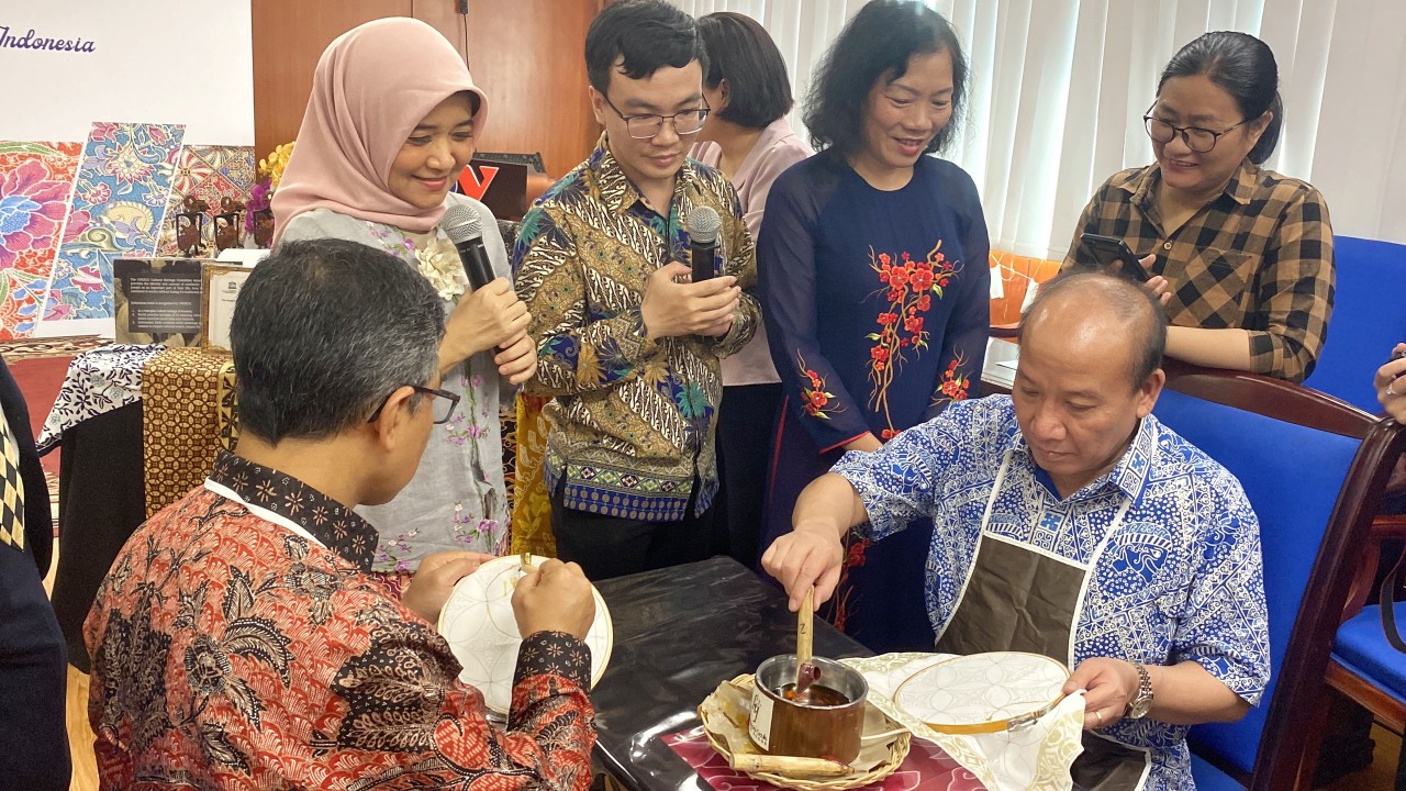 Giới thiệu nghệ thuật nhuộm vải Batik – nét đẹp truyền thống của người Indonesia Giới thiệu nghệ thuật nhuộm vải Batik – nét đẹp truyền thống của người Indonesia