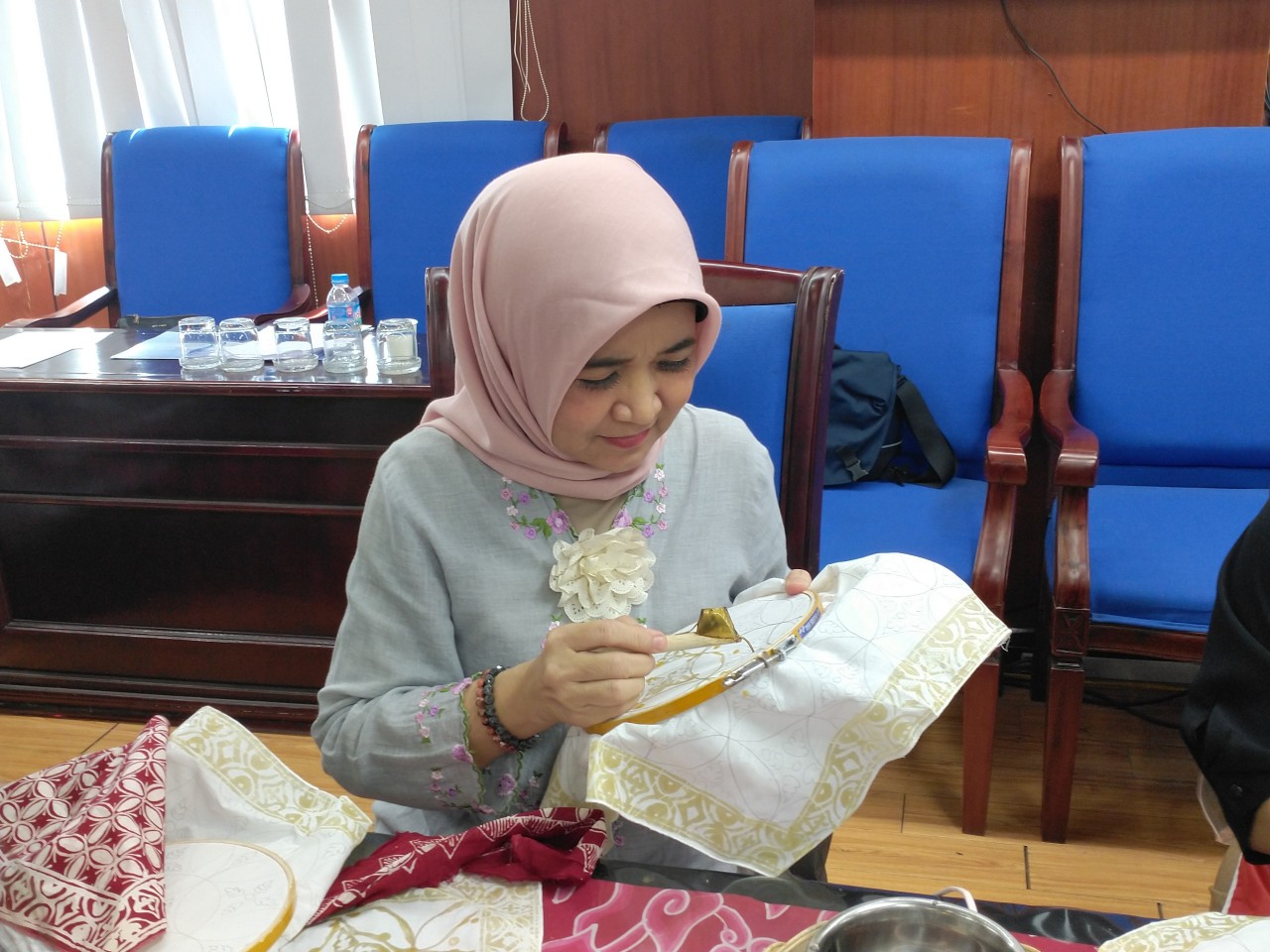 Bạn trẻ Việt trải nghiệm vẽ bút sáp trên vải Batik Indonesia