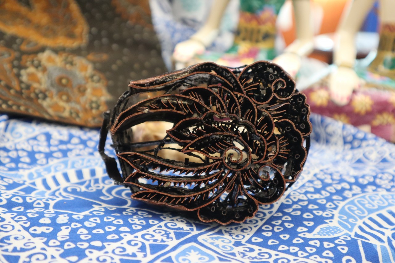 Bên cạnh vẽ Batik thủ công người ta còn sử dụng dấu Batik bằng cách bôi sáp vào dấu rồi in lên vải (Ảnh: Mai Anh).