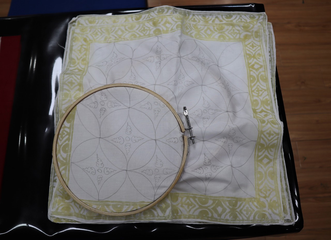 Vải để vẽ Batik yêu cầu thành phần 100% cotton. Các họa tiết sẽ được phác thảo trước trên vải bằng than hoặc chì, sau đó mới đổ sáp lên. Các họa tiết Batik truyền thống được lưu truyền qua nhiều thế hệ. Rất ít nghệ nhân có thể vẽ thẳng bằng sáp mà không cần các bản phác thảo từ trước (Ảnh: Mai Anh).