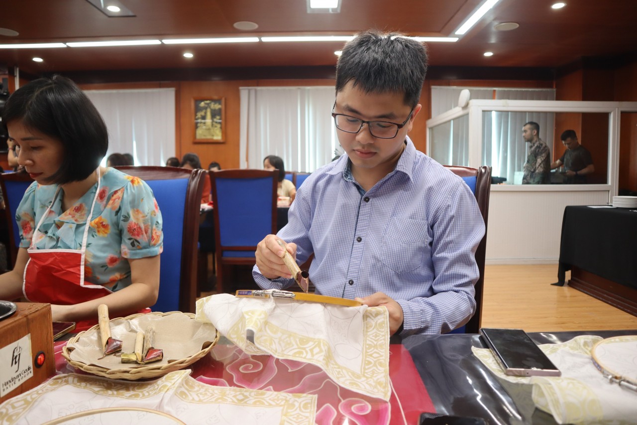 Anh Đỗ Anh Đức, người tham gia trải nghiệm cho biết: “Mình thấy làm Batik rất thú vị, lần đầu làm có thể hơi khó khăn trong việc điều khiển bút, lượng sáp ra chưa theo đúng ý mình nhưng làm một lúc sẽ quen tay hơn. Đây là ý tưởng làm trang phục của người Indonesia khá hay, có nhiều điểm tương đồng với kỹ thuật vẽ hoa văn bằng sáp ong của người Mông tại Việt Nam mình.” (Ảnh: Mai Anh).