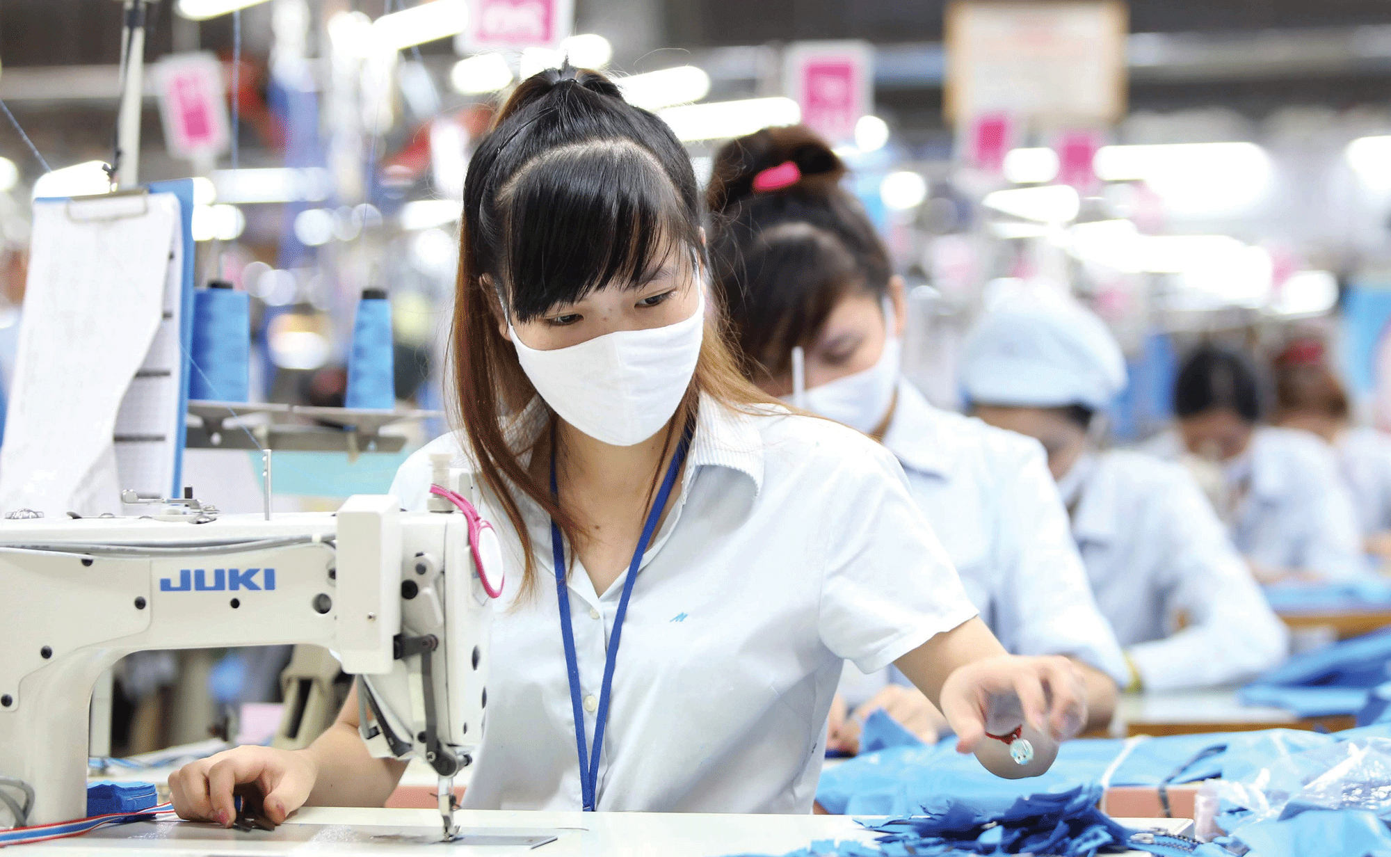 Nhu cầu tuyển dụng lao động của ngành dệt may sụt giảm gần 20% so với khi thị trường bình ổn trước dịch COVID-19. Nhu cầu tuyển dụng lao động của ngành dệt may sụt giảm gần 20% so với khi thị trường bình ổn trước dịch COVID-19.