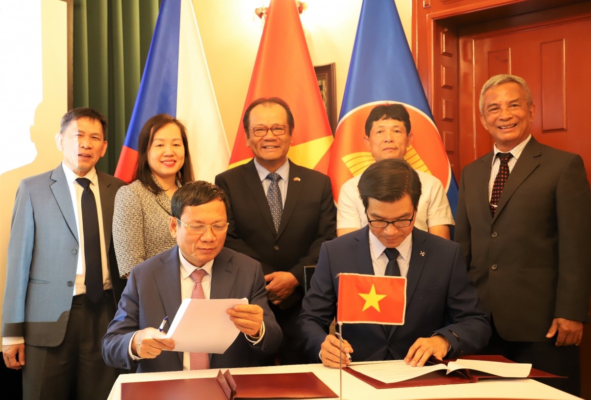 Liên hiệp hội người Việt Nam tại châu Âu và Đại học Tôn Đức Thắng ký thỏa thuận hợp tác Liên hiệp hội người Việt Nam tại châu Âu và Đại học Tôn Đức Thắng ký thỏa thuận hợp tác