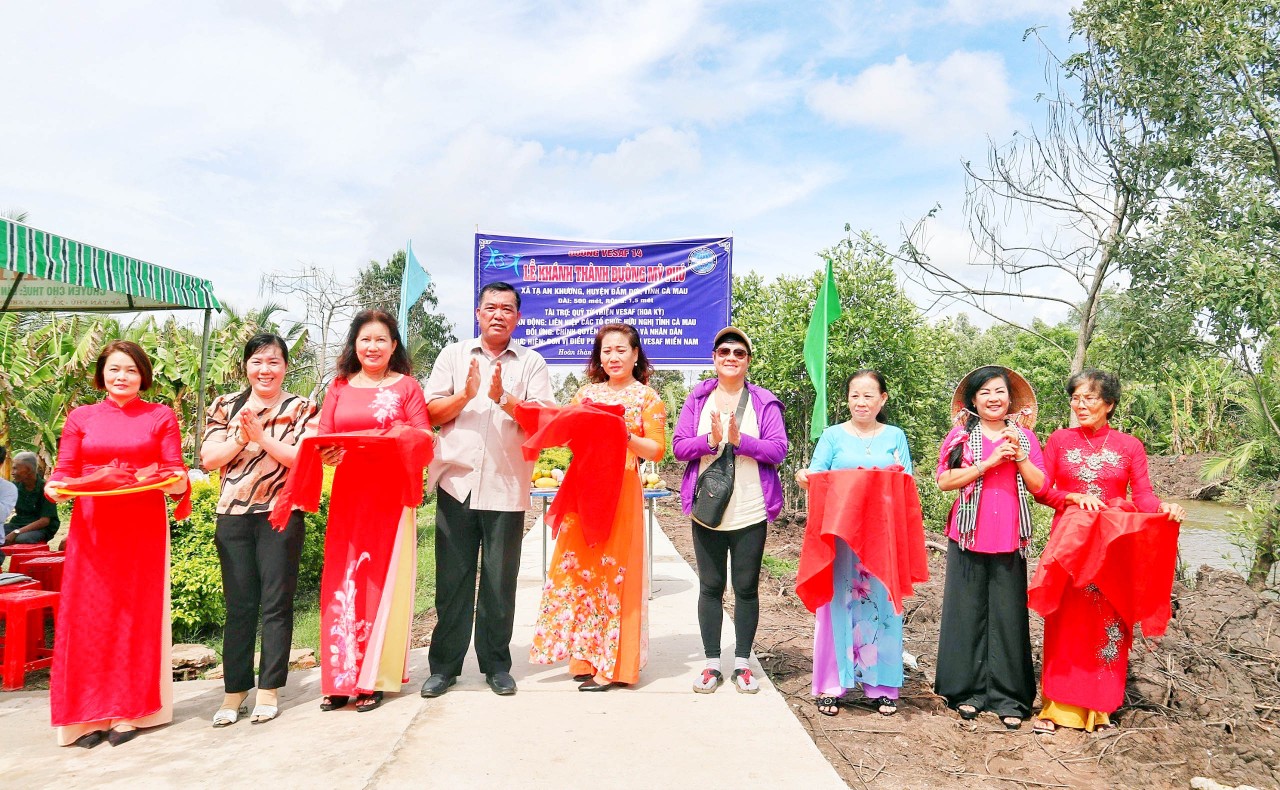 Khánh thành cầu, lộ nông thôn do VESAF (Hoa Kỳ) tài trợ tại Cà Mau Khánh thành cầu, lộ nông thôn do VESAF (Hoa Kỳ) tài trợ tại Cà Mau