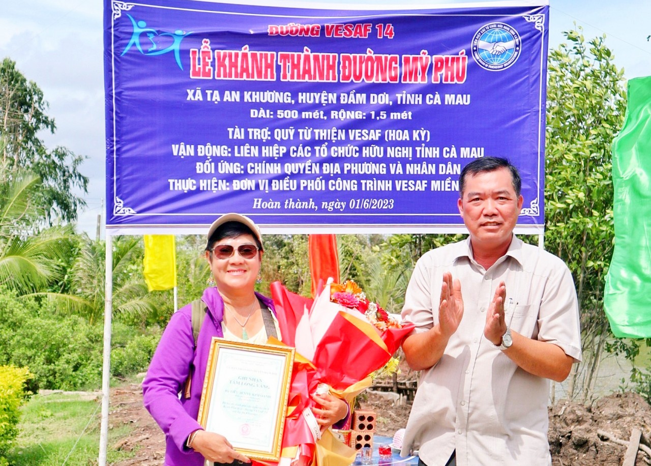 Khánh thành cầu, lộ nông thôn do VESAF (Hoa Kỳ) tài trợ tại Cà Mau Khánh thành cầu, lộ nông thôn do VESAF (Hoa Kỳ) tài trợ tại Cà Mau
