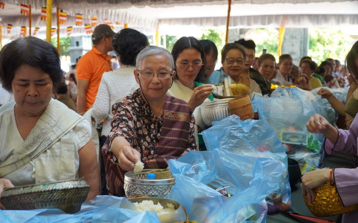Giữ gìn văn hóa truyền thống Việt qua Đại lễ Phật Đản tại Lào Giữ gìn văn hóa truyền thống Việt qua Đại lễ Phật Đản tại Lào
