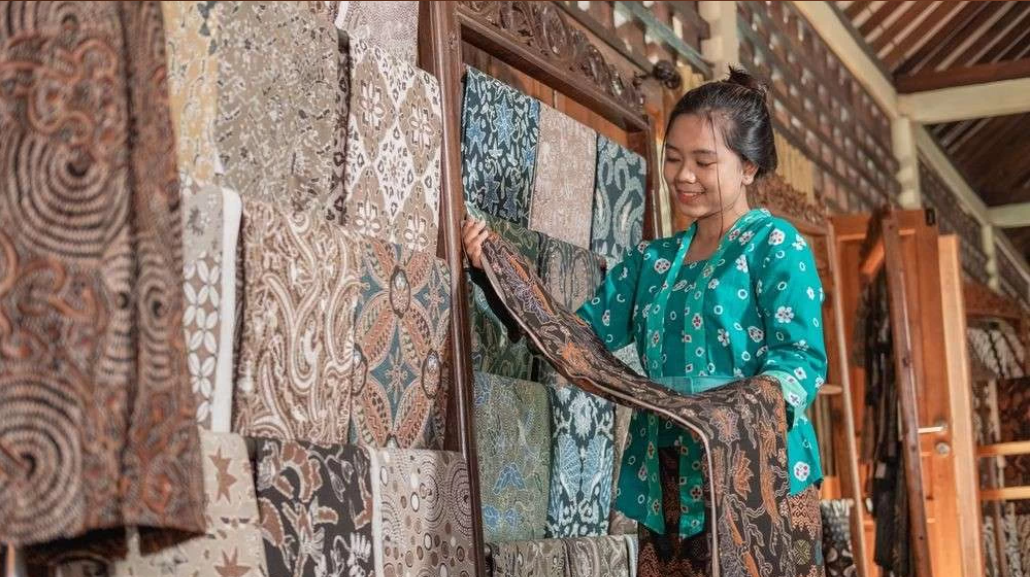Những tấm batik của người Indonesia có giá từ 40.000 đến 3.000.000 rupiah (khoảng 65.000 – 5.000.000 đồng) tùy theo sự phức tạp của hoa văn và chất lượng vải. Không chỉ dùng làm trang phục thường ngày của mỗi người dân mà còn dùng làm đồ trang trí, vật dụng trong gia đình như khăn trải bàn, khăn tay... (Ảnh: Istimewa/ngopibareng.id).