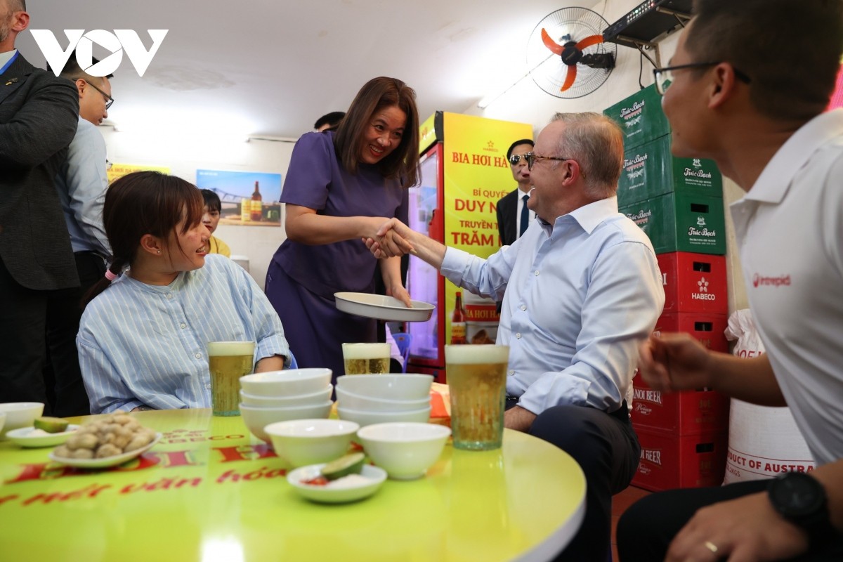Thủ tướng Australia Anthony Albanese thưởng thức bia hơi giữa ngày hè Hà Nội Thủ tướng Australia Anthony Albanese thưởng thức bia hơi giữa ngày hè Hà Nội