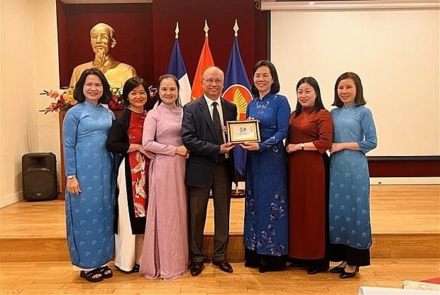 Vietnam Women’s Union Pays Working Visit to France Vietnam Women’s Union Vists France