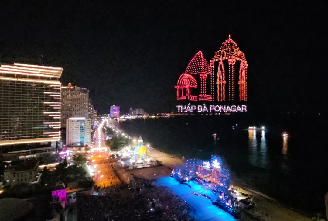Màn trình diễn ánh sáng nghệ thuật bằng drone đẹp mắt trong đêm khai mạc Festival Biển Màn trình diễn ánh sáng nghệ thuật bằng drone đẹp mắt trong đêm khai mạc Festival Biển