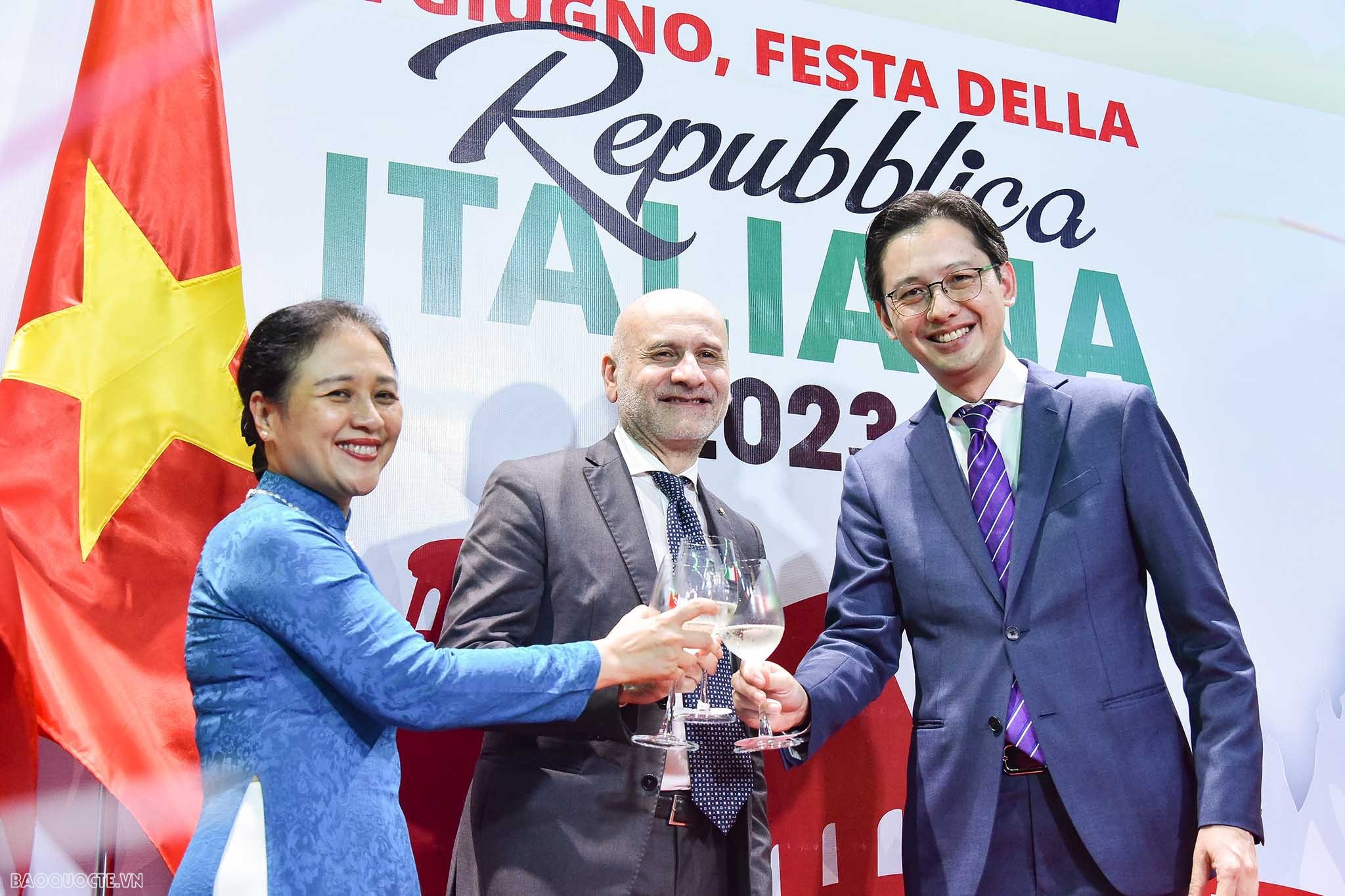 Thứ trưởng Ngoại giao Đỗ Hùng Việt, Đại sứ Italy Antonio Alessandro và Chủ tịch Liên hiệp các tổ chức hữu nghị Nguyễn Phương Nga nâng ly chúc mừng Quốc khánh Italy. (Ảnh: Báo Thế giới & Việt Nam).
