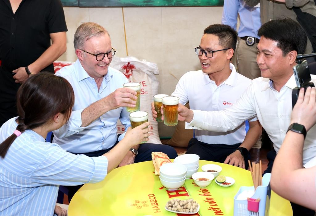 Australian Prime Minister Anthony Albanese drinks Australian PM Gets A Taste of Vietnamese Beer, Banh Mi