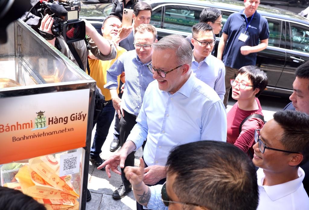 Australian Prime Minister Anthony Albanese is briefed on how to make a Australian PM Gets A Taste of Vietnamese Beer, Banh Mi