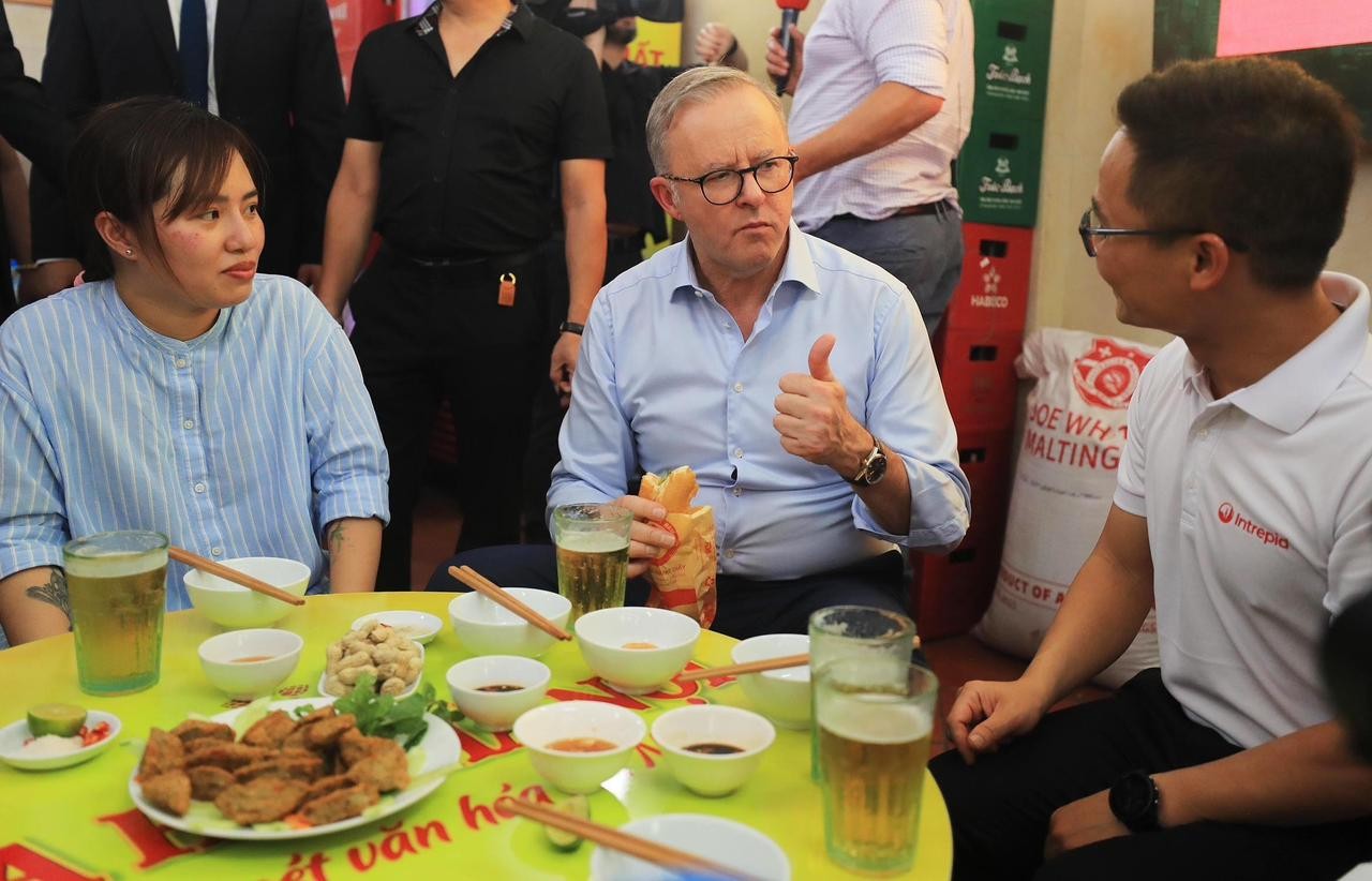 Australian PM Gets A Taste of Vietnamese Beer, Banh Mi Australian PM Gets A Taste of Vietnamese Beer, Banh Mi