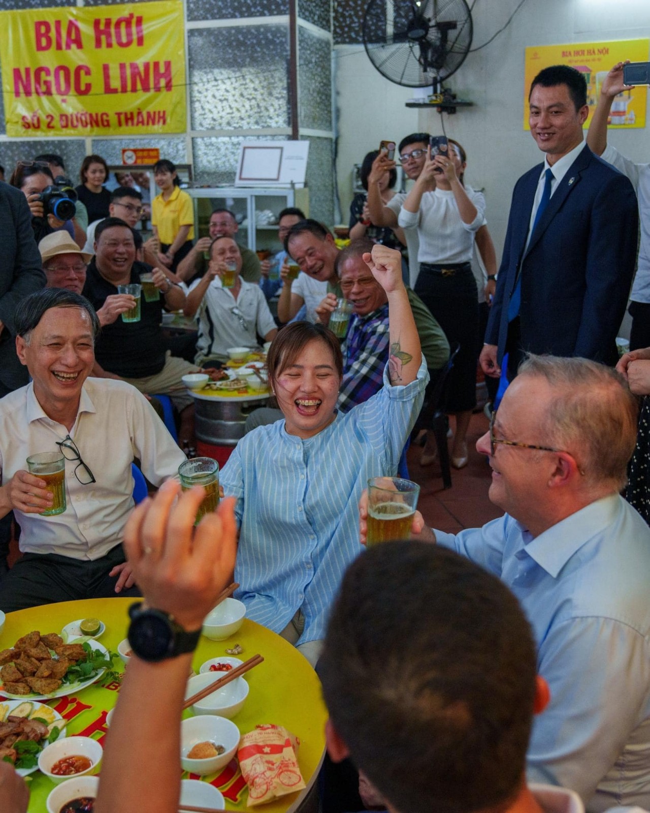 Australian Prime Minister Anthony Albanese enjoys locally brewed beer (bia hoi) with young people. Photo: Thanh Nien newspaper Australian Prime Minister Anthony Albanese enjoys locally brewed beer (bia hoi) with young people. Photo: Thanh Nien newspaper
