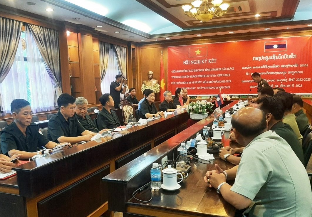 Kon Tum Hội đàm với hai tỉnh Attapư và Chămpasắc về hồi hương hài cốt liệt sĩ hy sinh tại Lào Kon Tum Hội đàm với hai tỉnh Attapư và Chămpasắc về hồi hương hài cốt liệt sĩ hy sinh tại Lào