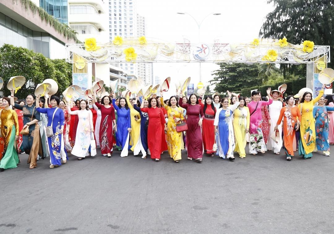 More than 6,000 Women March in Honoring Vietnamese Ao Dai More than 6,000 Women March in Honor of Vietnamese Ao Dai