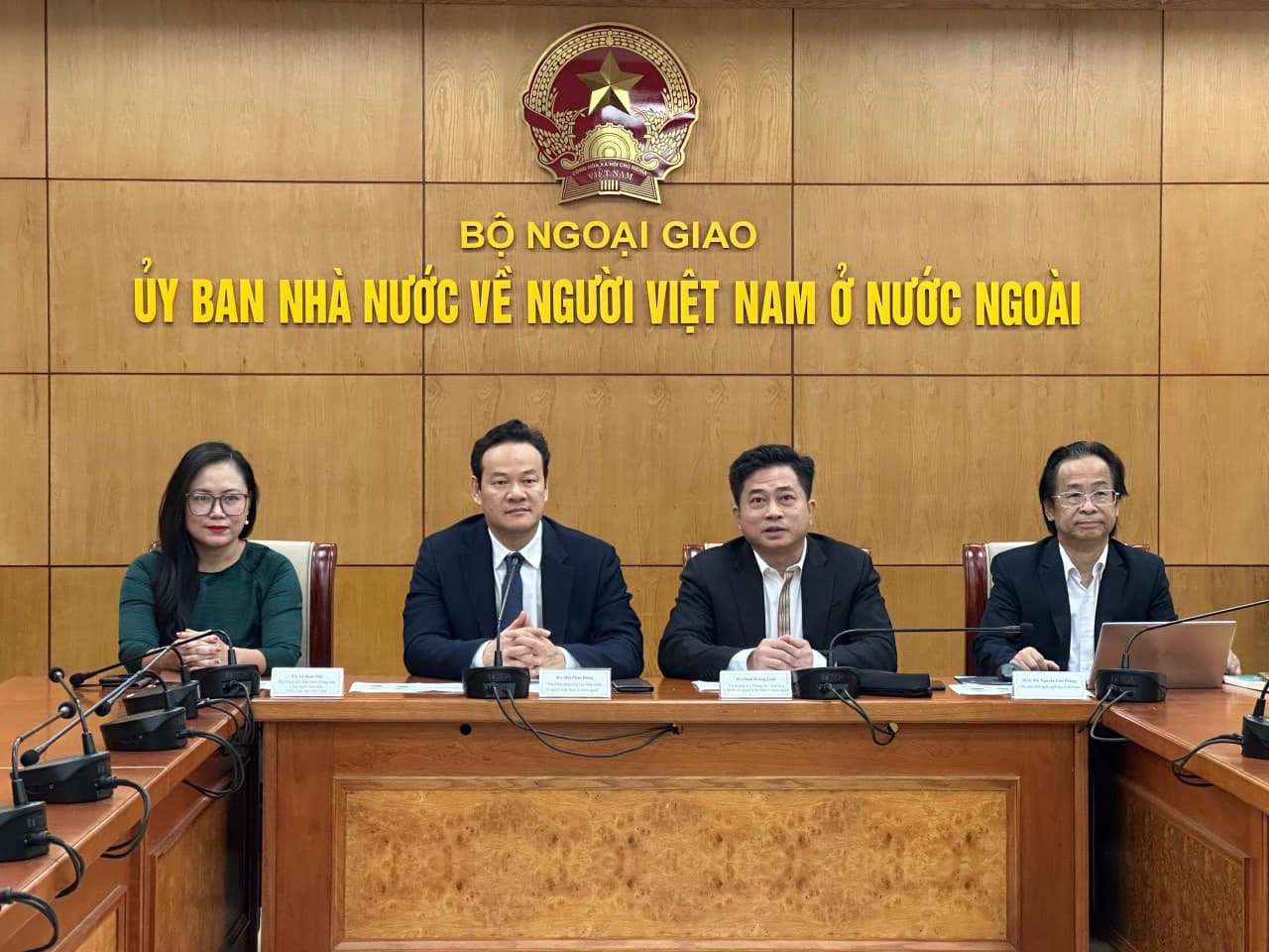 Representatives from the State Committee for OV Affairs attend virtually. Photo: Truong Quan Representatives from the State Committee for OV Affairs attend virtually. Photo: Truong Quan