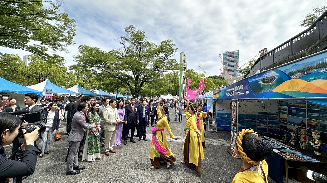 Booths displaying Vietnamese handicrafts were set up. Source: Department of International Cooperation, Ministry of Culture, Sports and Tourism Booths displaying Vietnamese handicrafts were set up. Source: Department of International Cooperation, Ministry of Culture, Sports and Tourism