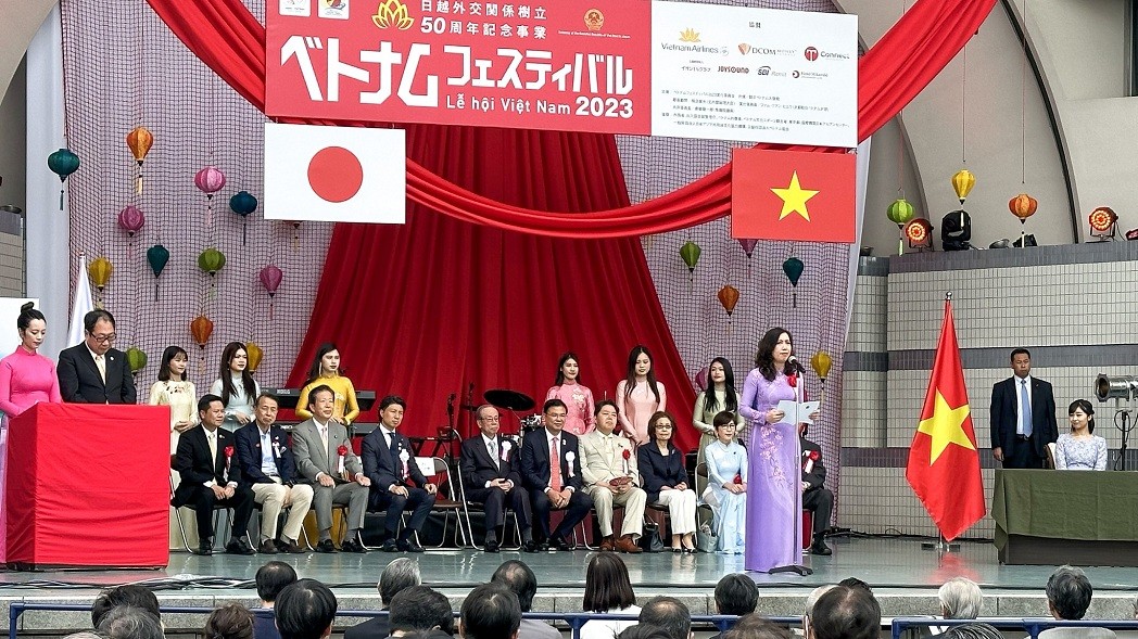 On the morning of June 3, Deputy Foreign Minister Le Thi Thu Hang attended and spoke at the opening ceremony of the Vietnam Festival at Tokyo Symbolizes Hope of Two Governments, Localities and Peoples