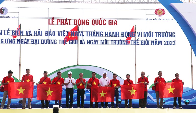 Trao tặng 10.000 lá cờ Tổ quốc cho ngư dân 2 tỉnh Nghệ An và Hà Tĩnh Trao tặng 10.000 lá cờ Tổ quốc cho ngư dân 2 tỉnh Nghệ An và Hà Tĩnh