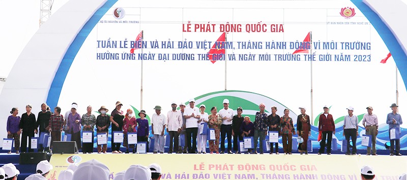 Trao tặng 10.000 lá cờ Tổ quốc cho ngư dân 2 tỉnh Nghệ An và Hà Tĩnh Trao tặng 10.000 lá cờ Tổ quốc cho ngư dân 2 tỉnh Nghệ An và Hà Tĩnh