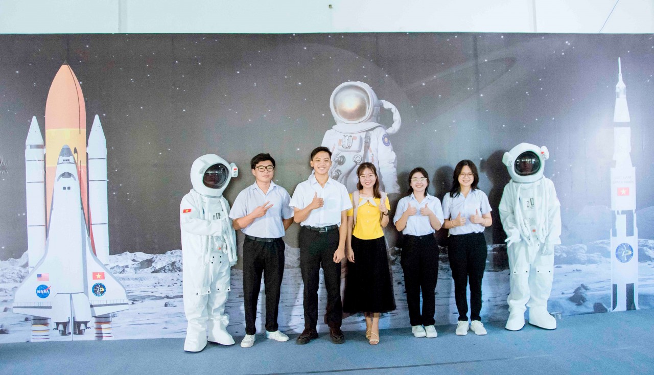 Tuổi trẻ ĐBSCL có cơ hội tìm hiểu về lĩnh vực khoa học công nghệ, không gian vũ trụ. Tuổi trẻ ĐBSCL có cơ hội tìm hiểu về lĩnh vực khoa học công nghệ, không gian vũ trụ.