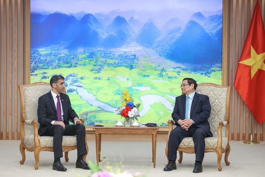 Prime Minister Pham Minh Chinh (R) receives Thani bin Ahmed Al Zeyoudi, UAE Minister of State for Foreign Trade, in Hanoi on June 5. (Photo: VGP) Prime Minister Pham Minh Chinh (R) receives Thani bin Ahmed Al Zeyoudi, UAE Minister of State for Foreign Trade, in Hanoi on June 5. (Photo: VGP)