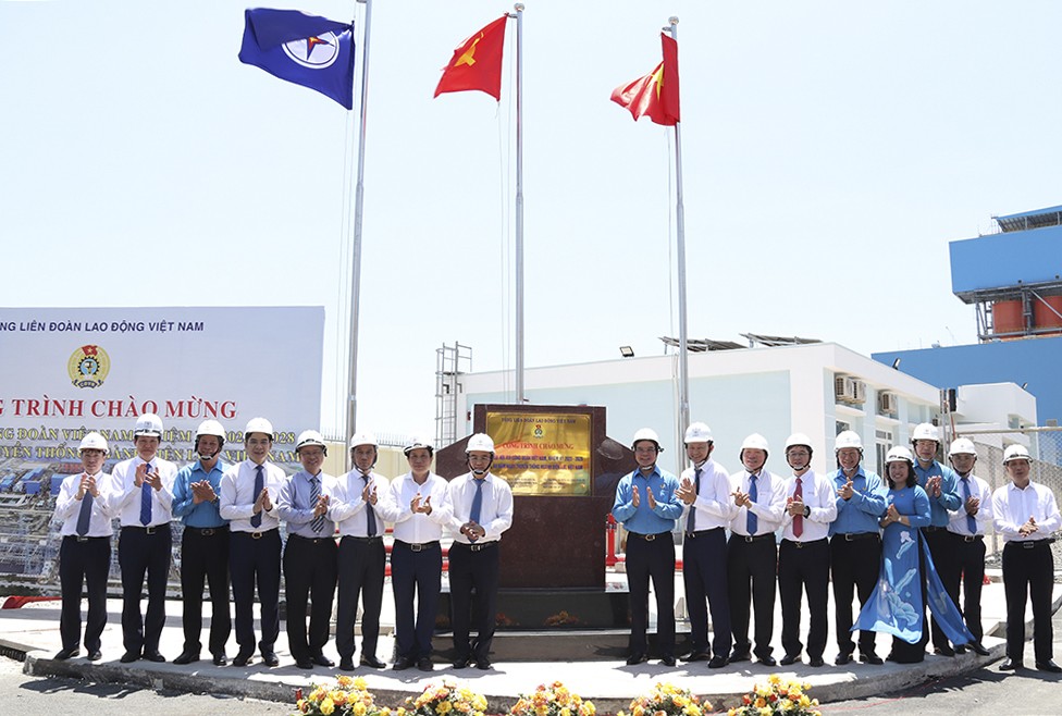 EVNNPT: Người lao động là trung tâm của sự phát triển EVNNPT: Người lao động là trung tâm của sự phát triển