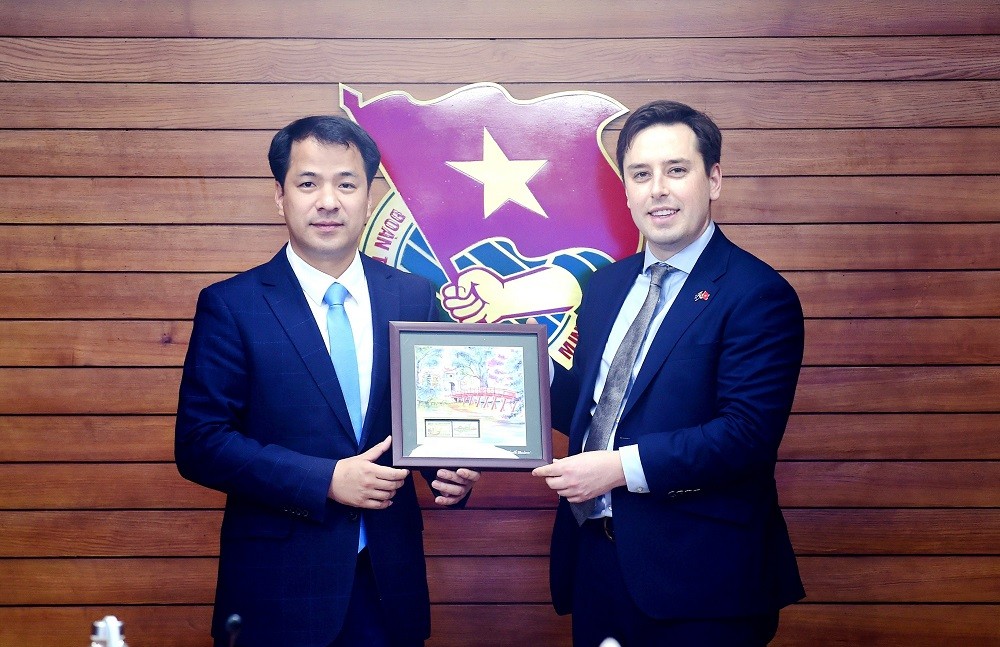 Bí thư Trung ương Đoàn Ngô Văn Cương tặng quà lưu niệm cho ông Michael Pettersson, Hạ Nghị sĩ vùng Yerrabi, Bang Khu vực Thủ đô ACT, Đảng viên Công Đảng Bí thư Trung ương Đoàn Ngô Văn Cương tặng quà lưu niệm cho ông Michael Pettersson, Hạ Nghị sĩ vùng Yerrabi, Bang Khu vực Thủ đô ACT, Đảng viên Công Đảng
