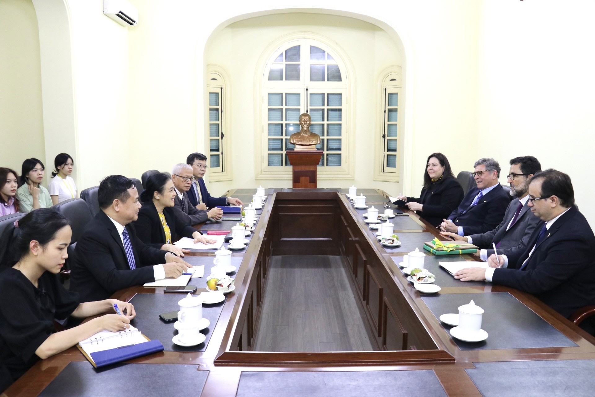 Chủ tịch VUFO Nguyễn Phương Nga trao đổi với đoàn công tác (Ảnh: Thu Hà). Chủ tịch VUFO Nguyễn Phương Nga trao đổi với đoàn công tác (Ảnh: Thu Hà).