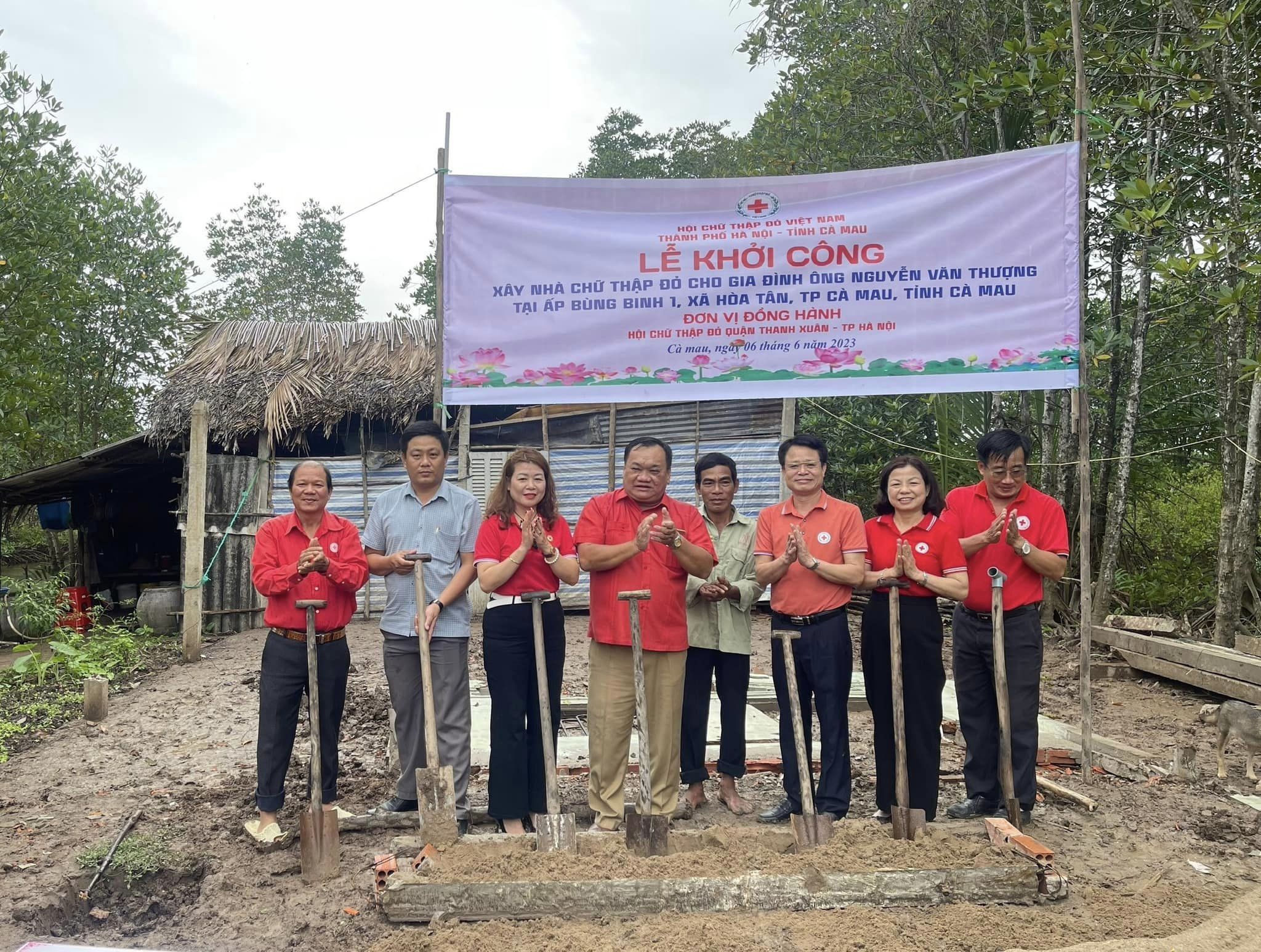Đoàn công tác Hội Chữ thập đỏ thành phố Hà Nội phối hợp với Hội Chữ thập đỏ tỉnh Cà Mau khởi công xây nhà Chữ thập đỏ cho gia đình ông Nguyễn Văn Thượng (ấp Bùng Binh 1, xã Hòa Tân, Thành phố Cà Mau) (Ảnh: 