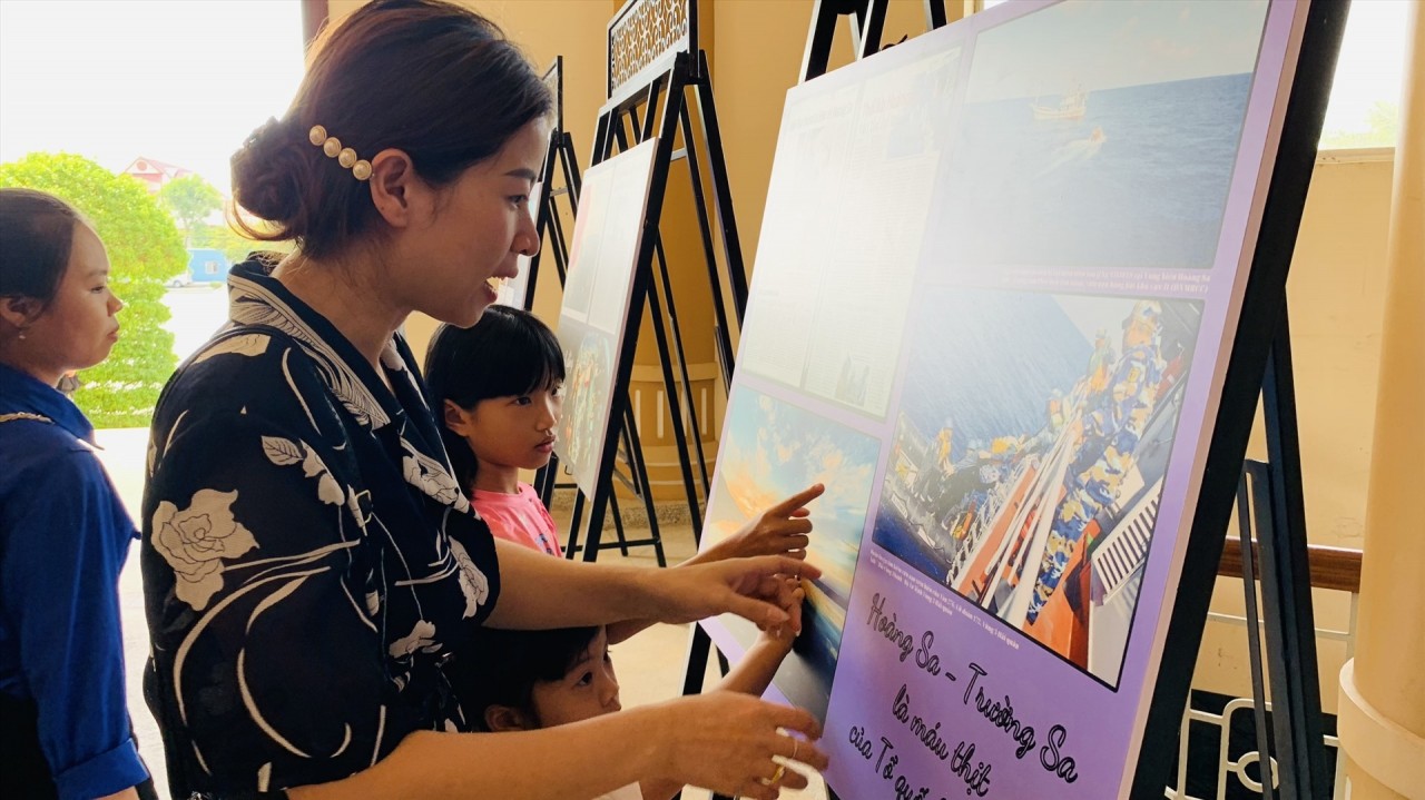 Exhibition About Hoang Sa Attract Youth in Quang Nam Exhibition About Hoang Sa Attract Youth in Quang Nam