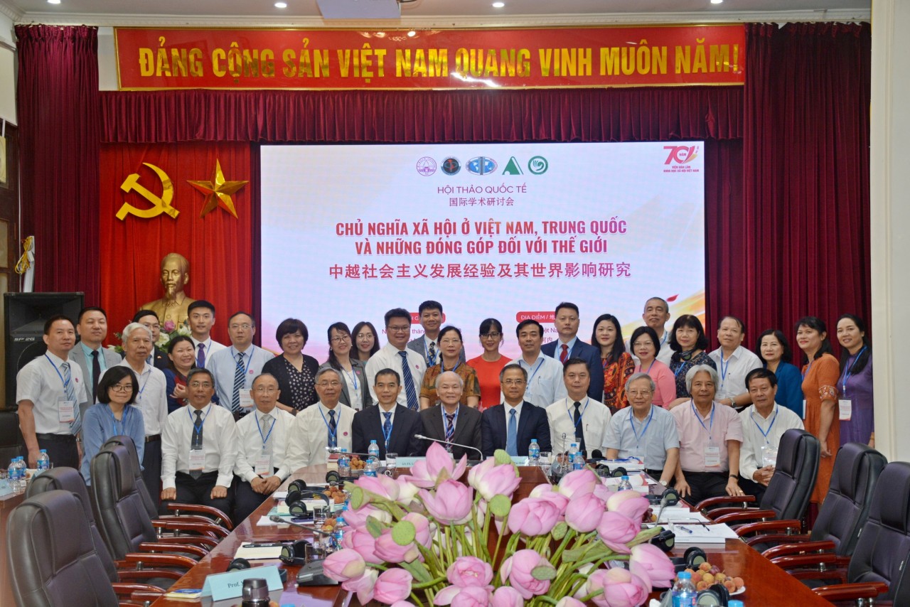 Hơn 80 nhà khoa học Việt Nam và Trung Quốc chia sẻ kinh nghiệm xây dựng chủ nghĩa xã hội Hơn 80 nhà khoa học Việt Nam và Trung Quốc chia sẻ kinh nghiệm xây dựng chủ nghĩa xã hội